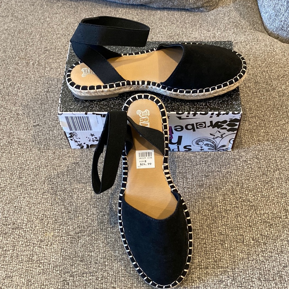 Flat sandal with elastic ankle. Slide your foot into the ankle strap.